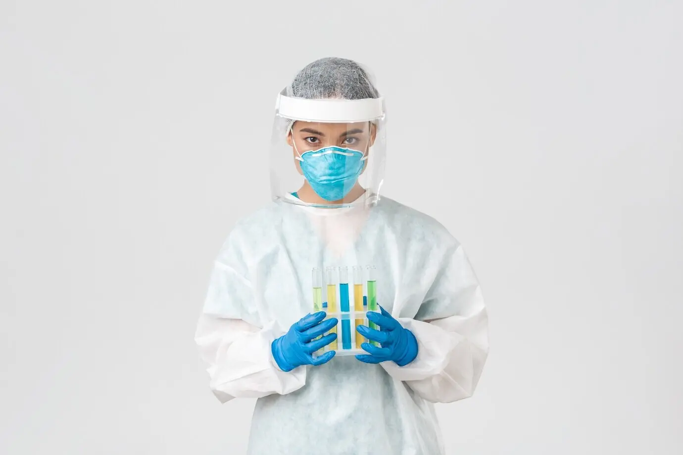 Enfermera asiática del sector sanitario posando