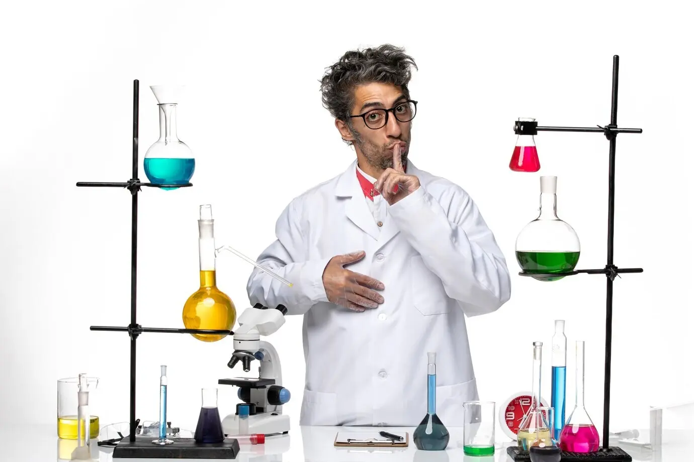 Vista frontal de un científico masculino pidiendo silencio sobre fondo blanco; laboratorio, covid, química, virus, ciencia, salud.